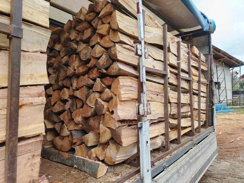 drva spakovana u kamion za prevoz